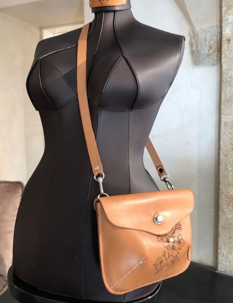 photo mannequin-tout-cuir-et-sac-porte photo mannequin-tout-cuir-et-sac-porte