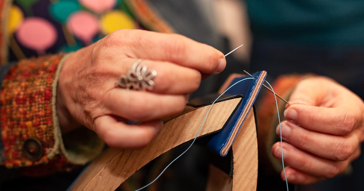 illustration article blog Pourquoi acheter chez un artisan maroquinier – Un choix qui a du sens illustration article blog Pourquoi acheter chez un artisan maroquinier - Un choix qui a du sens